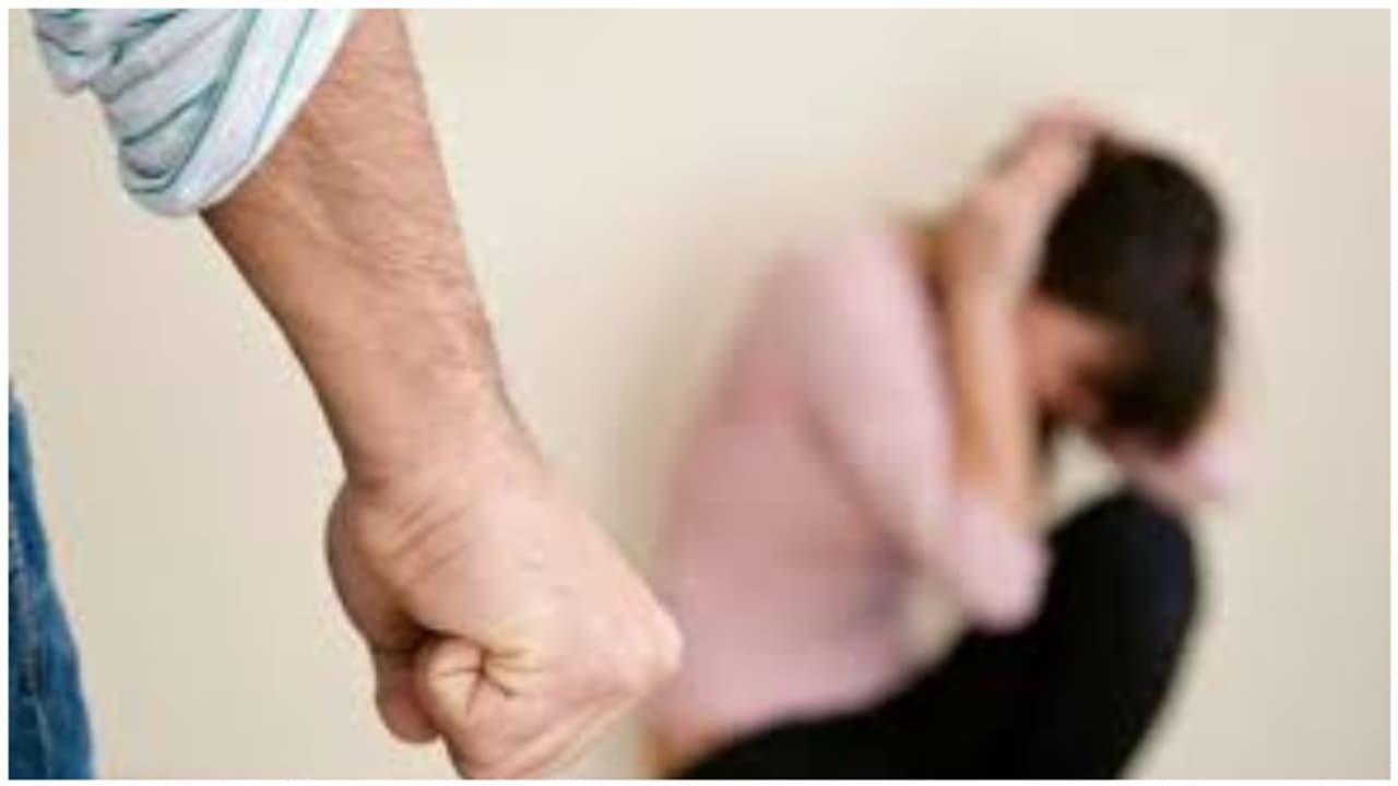 கணவனின் கேடுகெட்ட செயல்..! தாலி கட்டிய மனைவியை தான் வளர்த்து வந்த நாயுடன் சேர்த்து பாலியல் வன்கொடுமை..! கணவனின் கேடுகெட்ட செயல்..! தாலி கட்டிய மனைவியை தான் வளர்த்து வந்த நாயுடன் சேர்த்து பாலியல் வன்கொடுமை..!