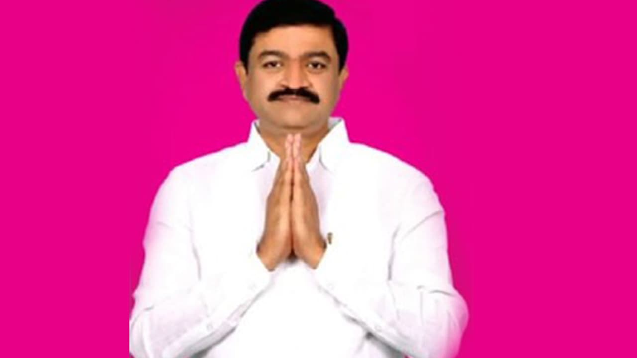 అధికార టీఆర్ఎస్ కు షాక్...కాంగ్రెస్ తీర్థం పుచ్చుకున్న నియోజకవర్గ ఇంచార్జ్ అధికార టీఆర్ఎస్ కు షాక్...కాంగ్రెస్ తీర్థం పుచ్చుకున్న నియోజకవర్గ ఇంచార్జ్