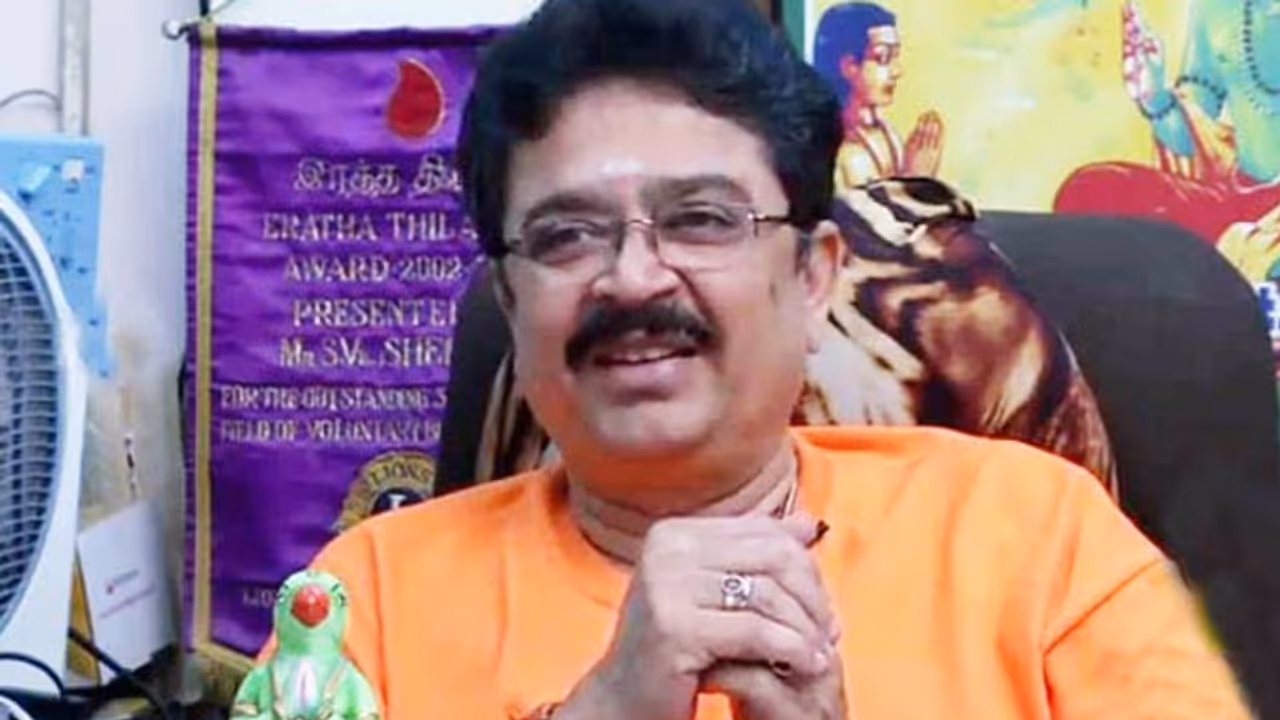 கூலிக்கு மாரடிக்கலாமா திருமாவளவன்? எவனோ காசு கொடுக்கிறான்னு இப்படி பேசலாமா!: ’ஆபாச சிலை’ காட்டு தீயை அணையவிடாமல், காட்டுத்தனமாக தாக்கும் எஸ்.வி.சேகர். கூலிக்கு மாரடிக்கலாமா திருமாவளவன்? எவனோ காசு கொடுக்கிறான்னு இப்படி பேசலாமா!: ’ஆபாச சிலை’ காட்டு தீயை அணையவிடாமல், காட்டுத்தனமாக தாக்கும் எஸ்.வி.சேகர்.