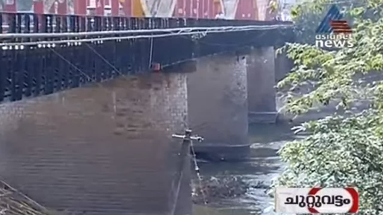 പ്രളയക്കെടുതി: പത്തനംതിട്ട കോഴഞ്ചേരി പാലത്തില് വിള്ളൽ പ്രളയക്കെടുതി: പത്തനംതിട്ട കോഴഞ്ചേരി പാലത്തില് വിള്ളൽ