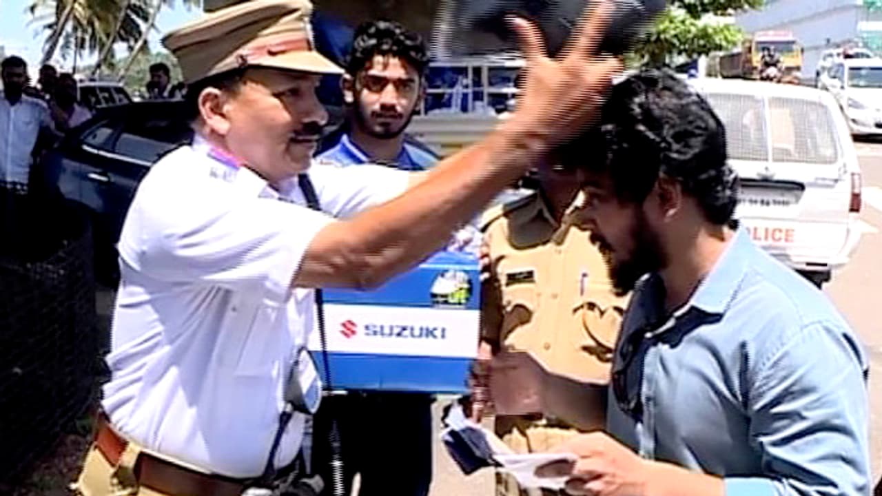 ಹೆಲ್ಮೆಟ್ ಧರಿಸದ 9,500 ಮಂದಿಗೆ ದಂಡ ಪೊಲೀಸರ ವಿರುದ್ಧ ಪ್ರತಿಭಟನೆ! ಹೆಲ್ಮೆಟ್ ಧರಿಸದ 9,500 ಮಂದಿಗೆ ದಂಡ ಪೊಲೀಸರ ವಿರುದ್ಧ ಪ್ರತಿಭಟನೆ!