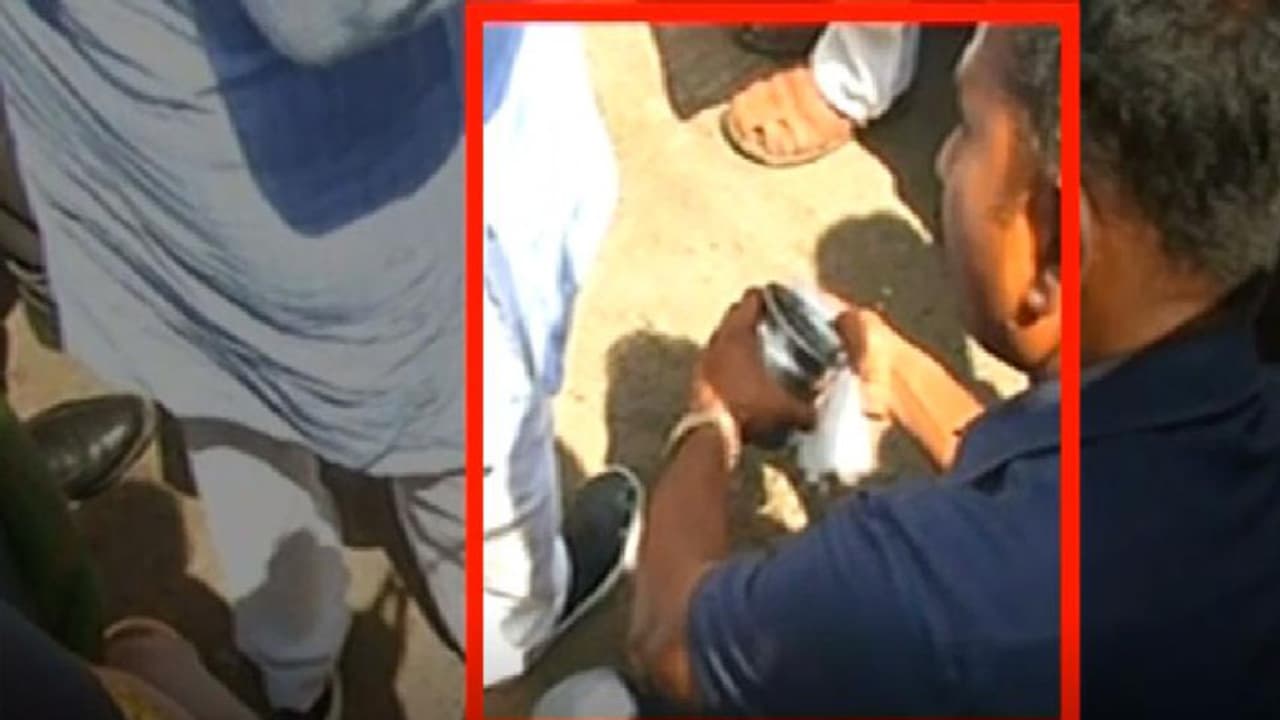 డిప్యూటీ సీఎం షూ తుడిచిన గన్మెన్.. న్యూస్ చేయొద్దన్న ఉపముఖ్యమంత్రి డిప్యూటీ సీఎం షూ తుడిచిన గన్మెన్.. న్యూస్ చేయొద్దన్న ఉపముఖ్యమంత్రి