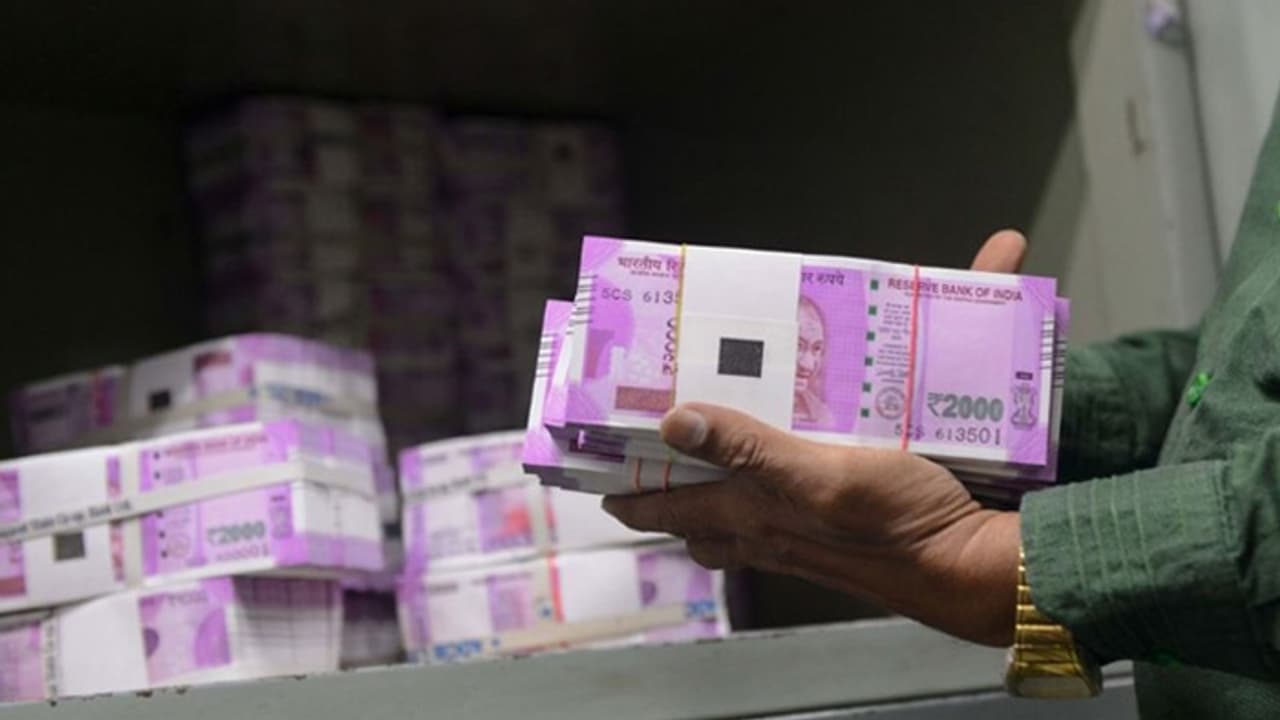 ముందస్తు ఎన్నికలు: నాంపల్లి స్టేషన్లో 65 లక్షల పట్టివేత..డబ్బు తరలింపు మొదలైందా..? ముందస్తు ఎన్నికలు: నాంపల్లి స్టేషన్లో 65 లక్షల పట్టివేత..డబ్బు తరలింపు మొదలైందా..?