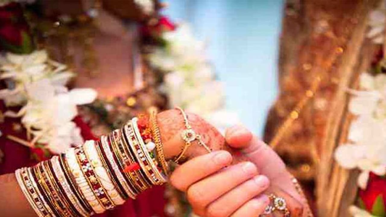 కులాంతర వివాహం చేసుకుంటే.. ఎస్సీలకు భారీ నగదు కానుక