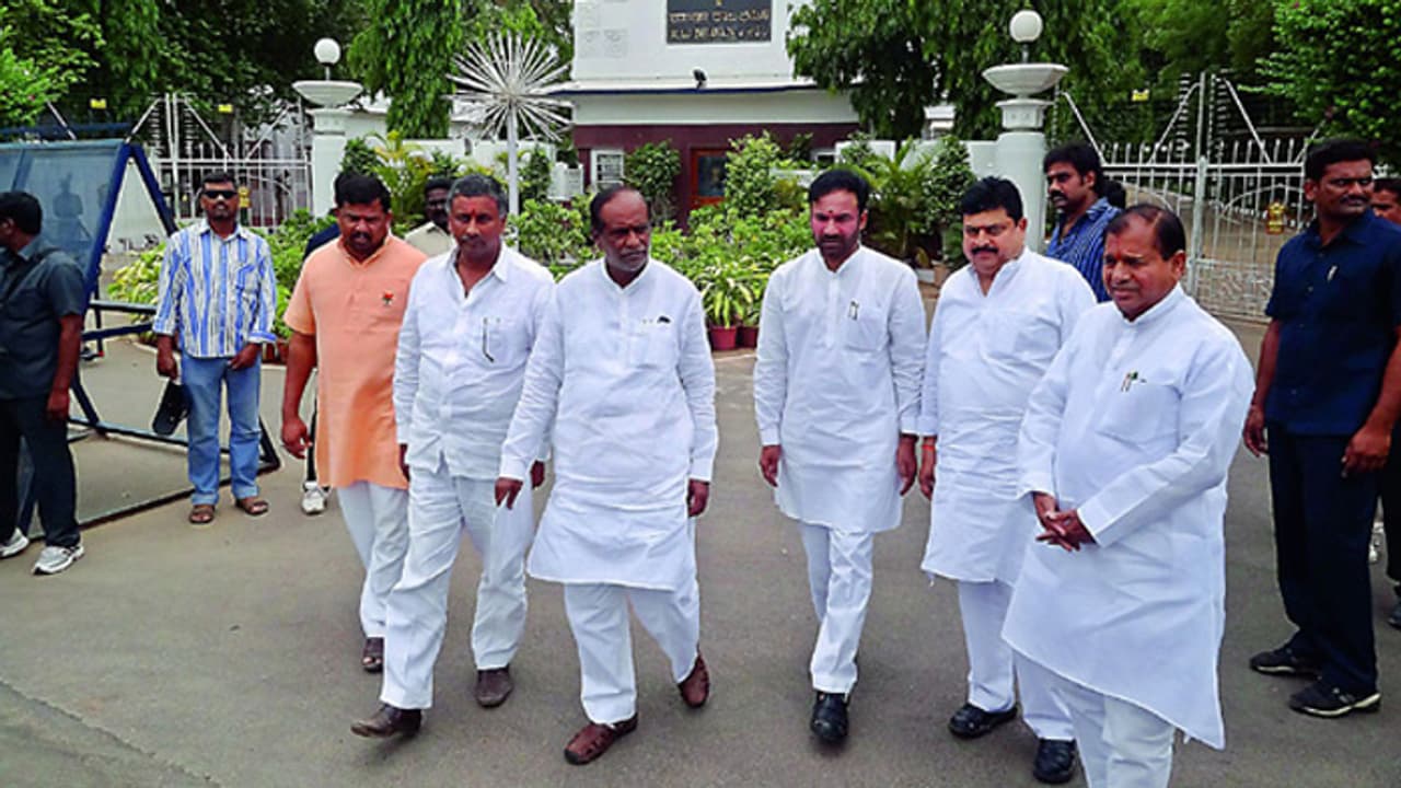 గవర్నర్ అపాయింట్‌మెంట్ కోరిన బీజేపీ నేతలు.. రాష్ట్రపతి పాలన కోరతారా..?