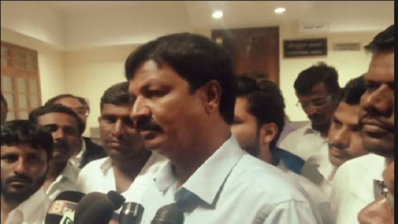 ಸಚಿವ ರಮೇಶ್ ಜಾರಕಿಹೊಳಿಗೆ ಸಂಕಷ್ಟ? ಸಚಿವ ರಮೇಶ್ ಜಾರಕಿಹೊಳಿಗೆ ಸಂಕಷ್ಟ?