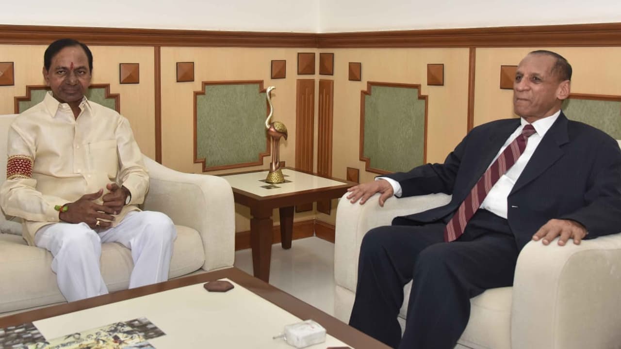 గవర్నర్‌తో భేటీ అయిన కేసీఆర్