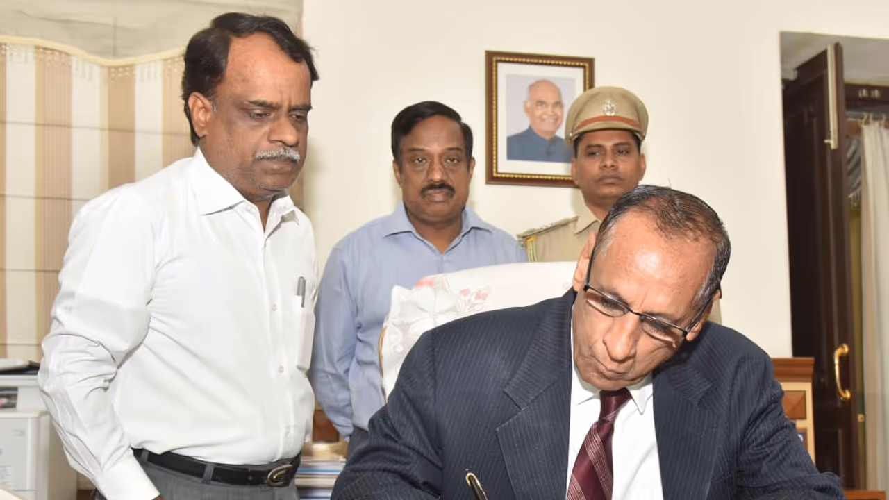 ఆపద్దర్మ ప్రభుత్వ ఏర్పాటుకు నోటిఫికేషన్ జారీ ఆపద్దర్మ ప్రభుత్వ ఏర్పాటుకు నోటిఫికేషన్ జారీ