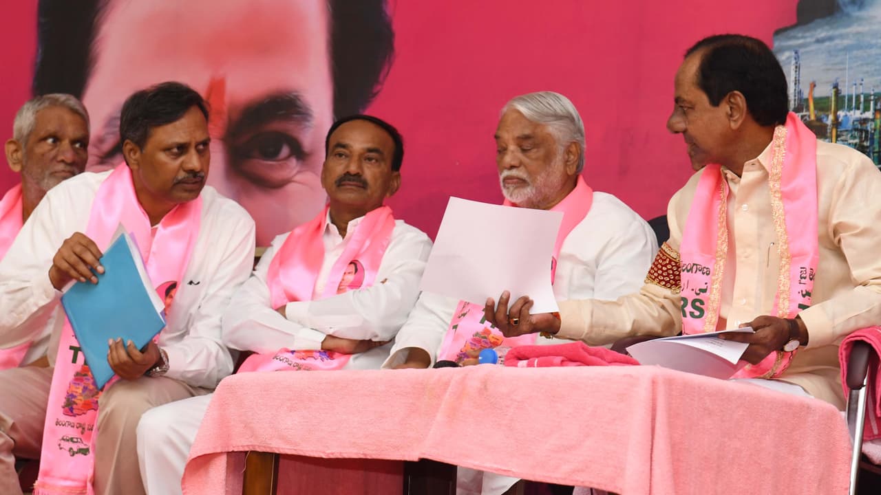 టీఆర్ఎస్ మేనిఫెస్టో కమిటిని ప్రకటించిన కేసీఆర్ టీఆర్ఎస్ మేనిఫెస్టో కమిటిని ప్రకటించిన కేసీఆర్
