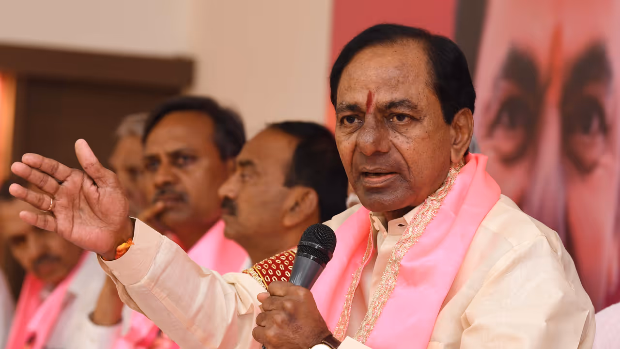 టీఆర్ఎస్ లో టిక్కెట్ల చిచ్చు: పక్క చూపులు చూస్తున్న అసంతృప్తులు టీఆర్ఎస్ లో టిక్కెట్ల చిచ్చు: పక్క చూపులు చూస్తున్న అసంతృప్తులు