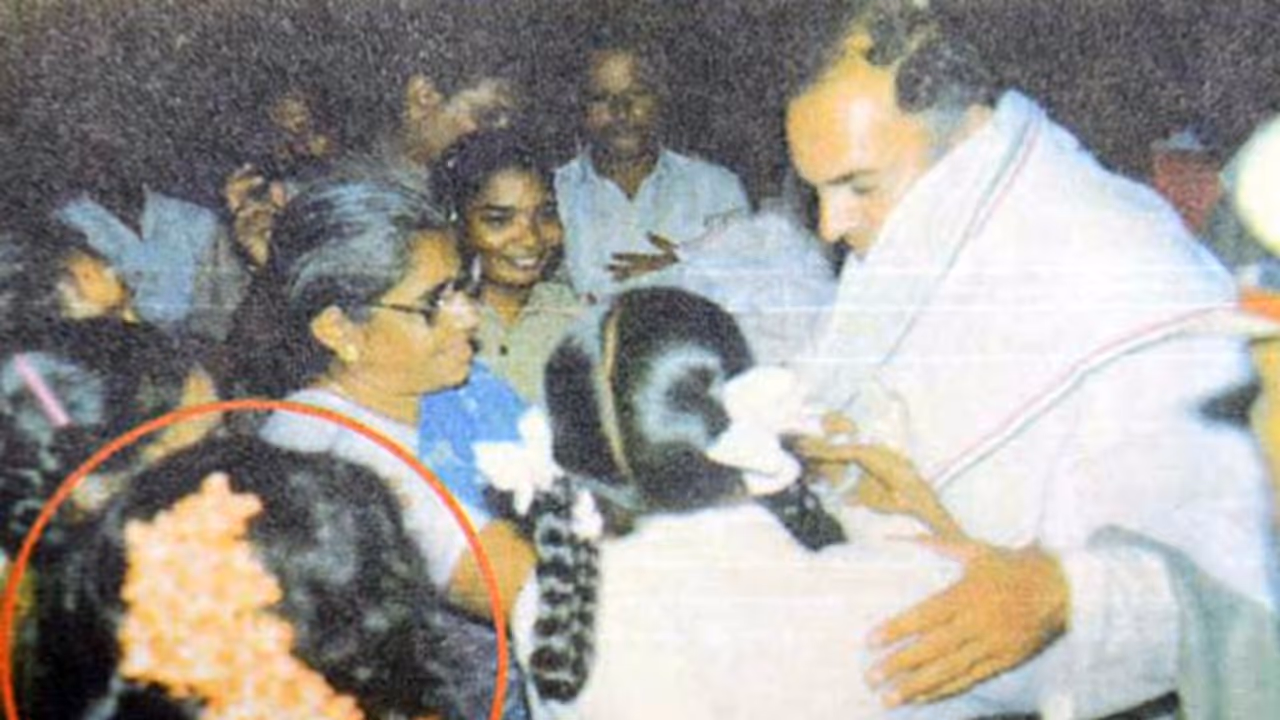 ராஜீவ் கொலை வழக்கில் விடை தெரியாத அந்த 37 மர்மங்கள்!! திமுக பிரமுகரின் நெத்தியடி கேள்விகள்.... ராஜீவ் கொலை வழக்கில் விடை தெரியாத அந்த 37 மர்மங்கள்!! திமுக பிரமுகரின் நெத்தியடி கேள்விகள்....