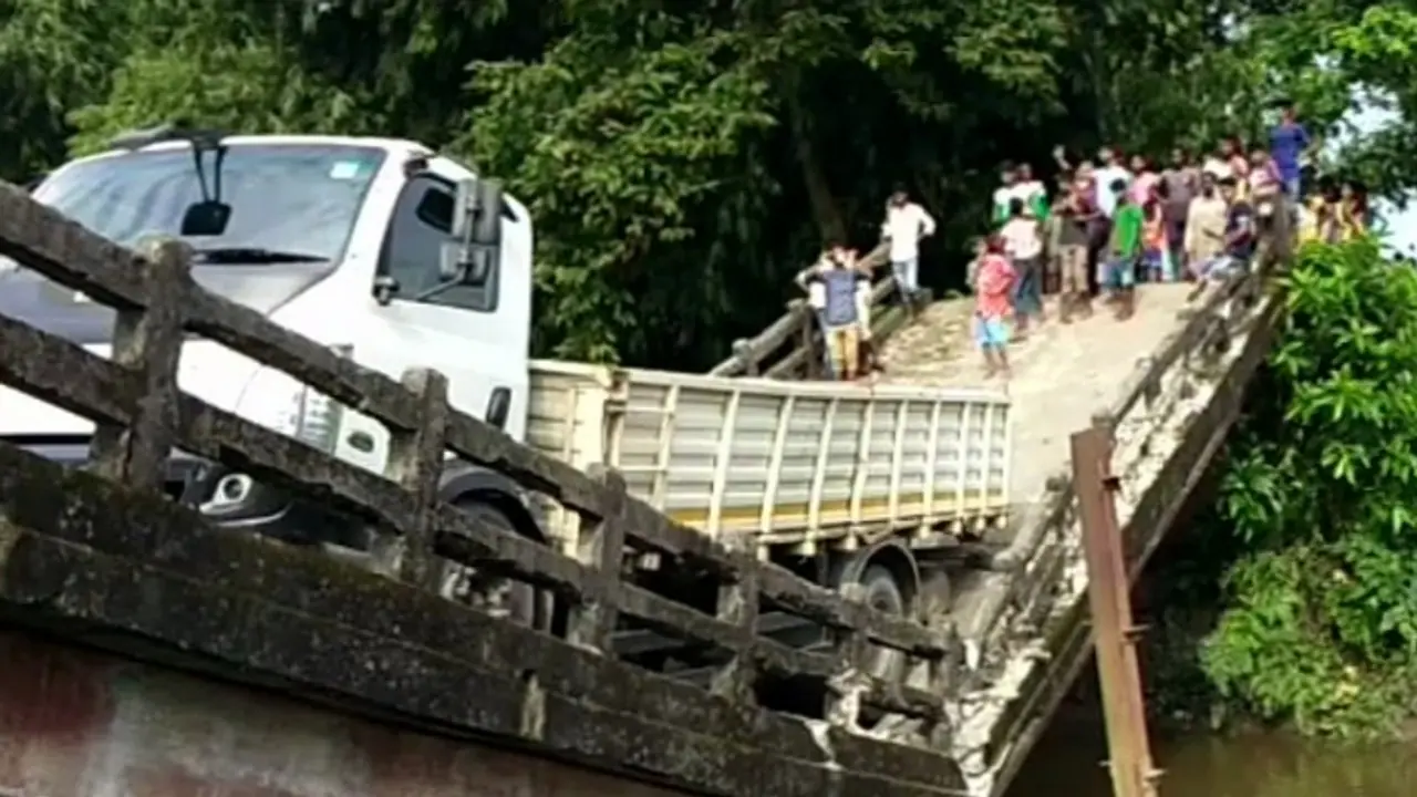 Siliguri: Another bridge collapses in Bengal, 1 injured