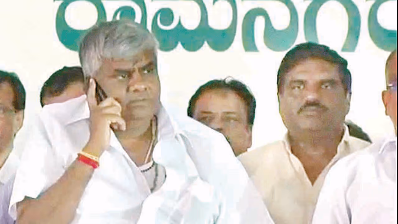 ಮಂತ್ರಿಗಿರಿ ನನಗೆ ಪುಟಗೋಸಿ.. ಬಹಿರಂಗವಾಗಿ ಬನ್ನಿ ಕಾಂಗ್ರೆಸ್‌ಗೆ ರೇವಣ್ಣ ಸವಾಲ್!