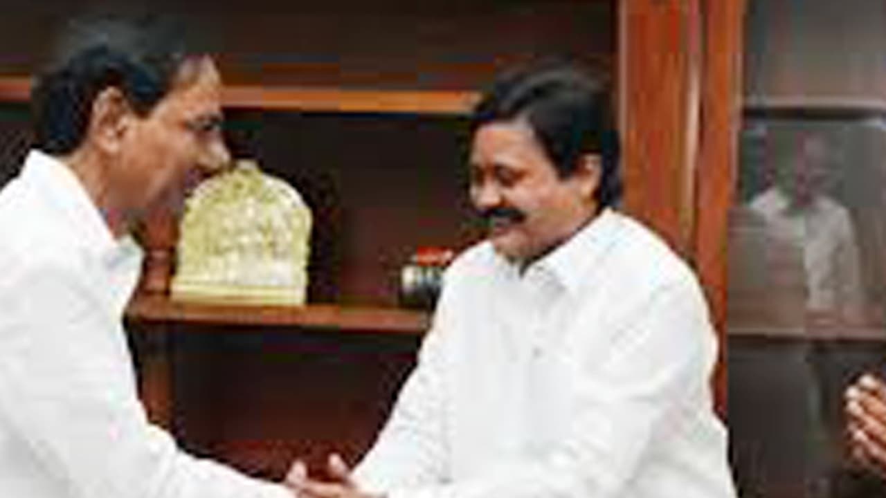 టిక్కెట్ కట్: కేసీఆర్తో మాజీ ఎమ్మెల్యే నల్లాల ఓదేలు భేటీ టిక్కెట్ కట్: కేసీఆర్తో మాజీ ఎమ్మెల్యే నల్లాల ఓదేలు భేటీ