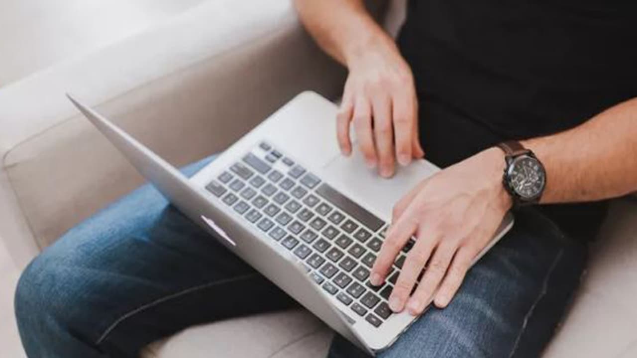 ലാപ്പ് ടോപ്പ് മടിയിൽ വച്ച് ഉപയോഗിച്ചാലുള്ള 5 പ്രശ്നങ്ങൾ ലാപ്പ് ടോപ്പ് മടിയിൽ വച്ച് ഉപയോഗിച്ചാലുള്ള 5 പ്രശ്നങ്ങൾ