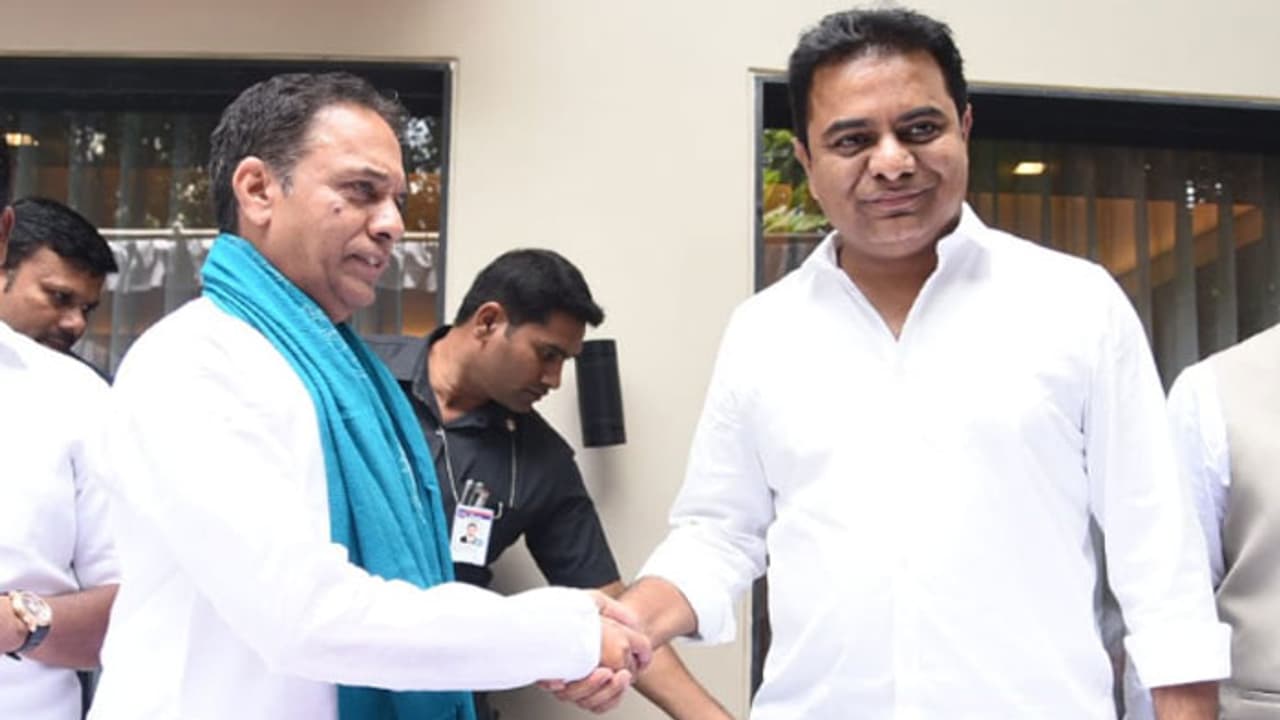 కాంగ్రెస్ తీరు: కారెక్కిన సురేష్రెడ్డికి మూడు కమిటీల్లో చోటు కాంగ్రెస్ తీరు: కారెక్కిన సురేష్రెడ్డికి మూడు కమిటీల్లో చోటు