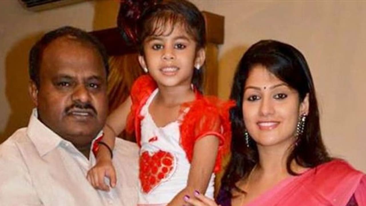 ఆ హీరోలతో రొమాన్స్ కి సిఎం భార్య రెడీ! ఆ హీరోలతో రొమాన్స్ కి సిఎం భార్య రెడీ!