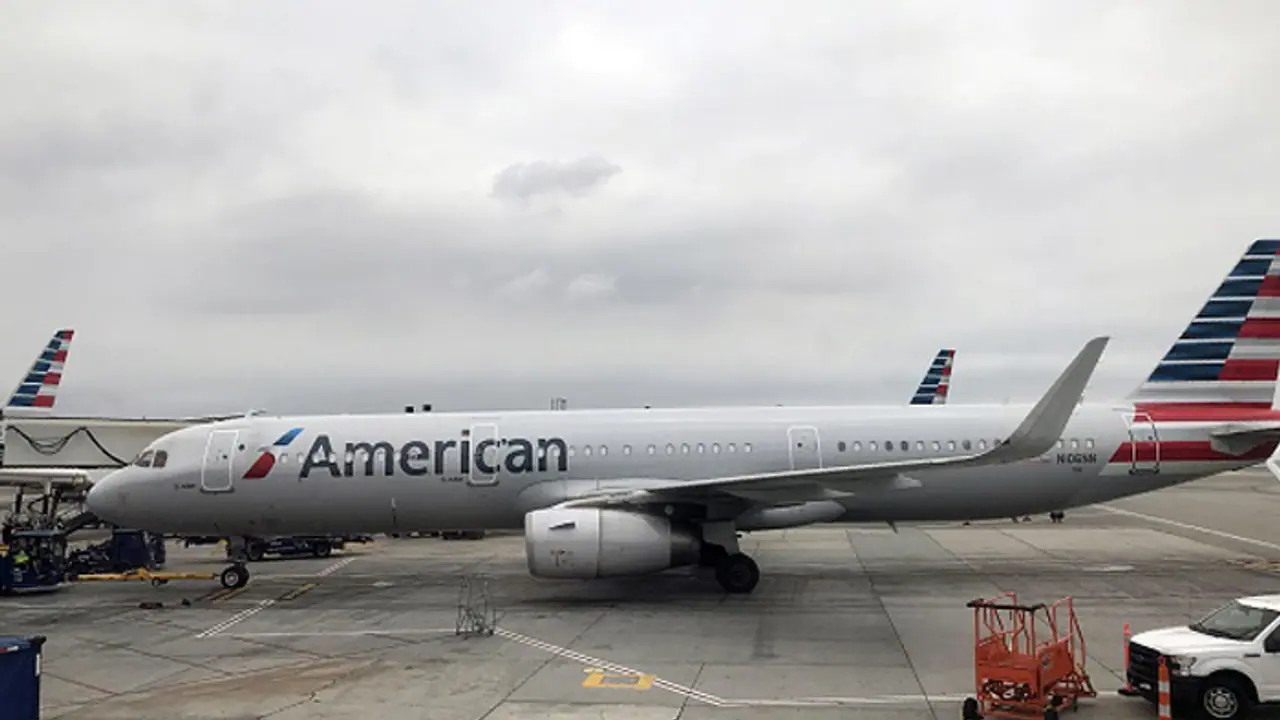 American Airlines: காலில் கட்டுடன் உதவி கேட்ட பெண் பயணியை இரக்கமில்லாமல் கீழே இறக்கிவிட்டுச் சென்ற விமானம்!