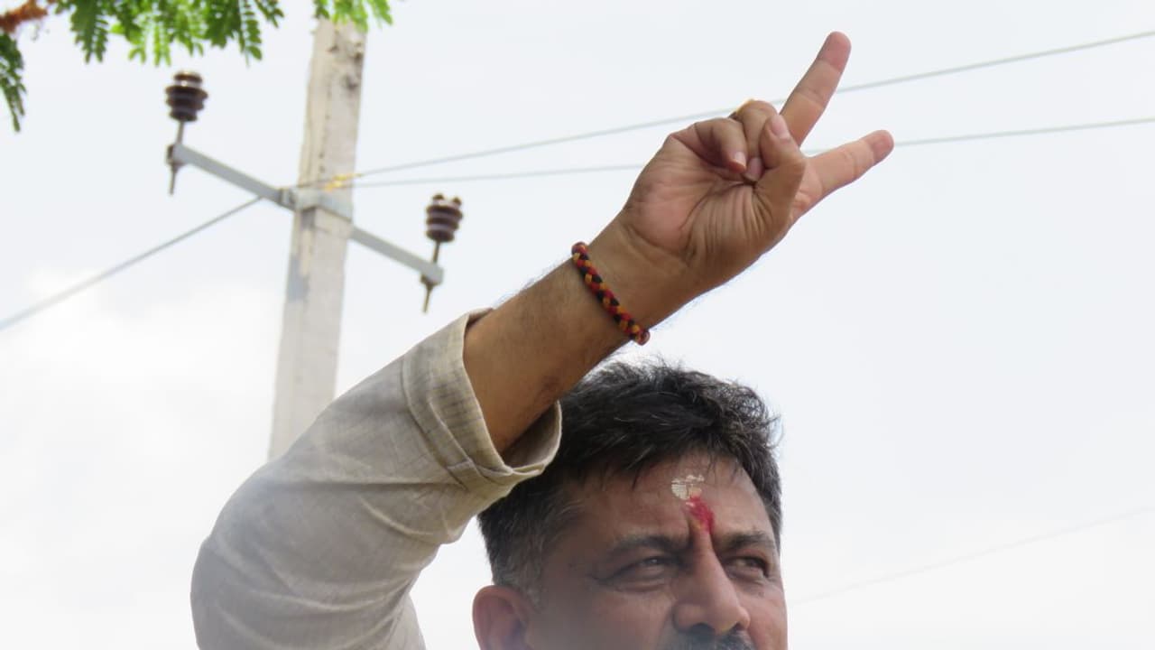 ಉಪಚುನಾವಣೆ: ಕಾಂಗ್ರೆಸ್ ಅಭ್ಯರ್ಥಿ ಆಯ್ಕೆ ಮತ್ತಷ್ಟು ಕಗ್ಗಂಟು ಉಪಚುನಾವಣೆ: ಕಾಂಗ್ರೆಸ್ ಅಭ್ಯರ್ಥಿ ಆಯ್ಕೆ ಮತ್ತಷ್ಟು ಕಗ್ಗಂಟು