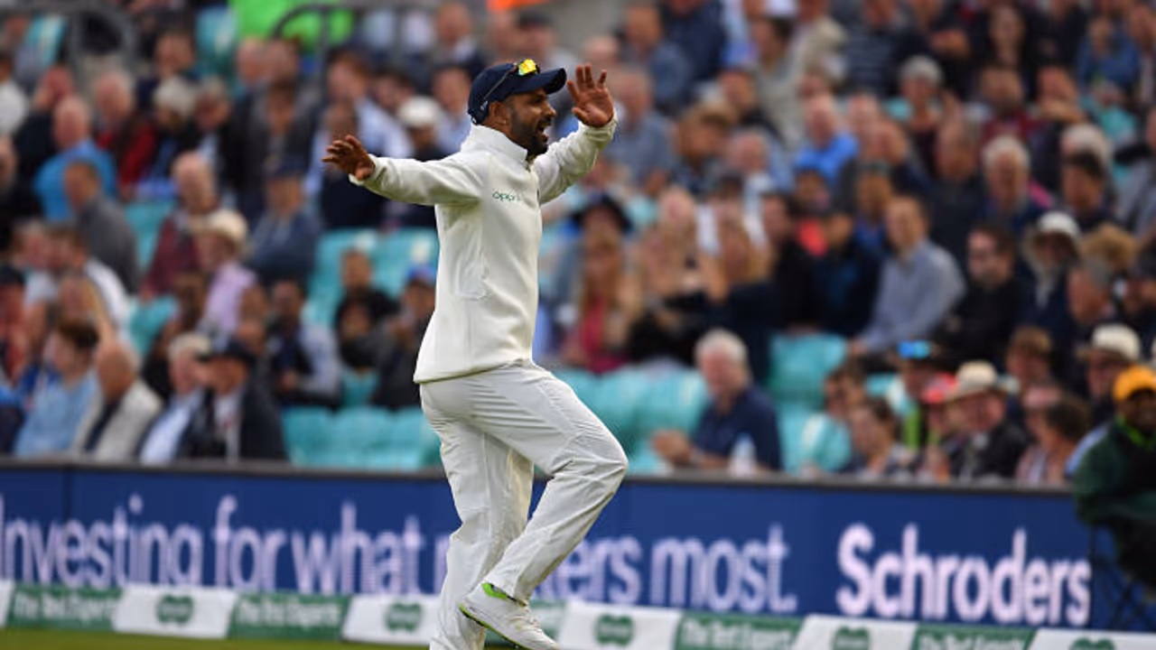 India vs England 2018: Shikhar Dhawan does ‘Bhangra’ in 5th Test, Harbhajan Singh and David Lloyd join him India vs England 2018: Shikhar Dhawan does ‘Bhangra’ in 5th Test, Harbhajan Singh and David Lloyd join him