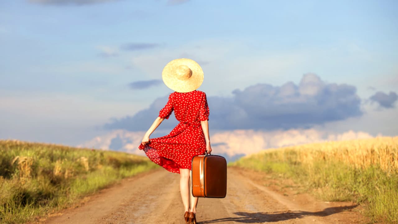 ഒറ്റയ്ക്ക് യാത്ര ചെയ്യുന്ന സ്ത്രീകള്‍ ശ്രദ്ധിക്കേണ്ട 10 കാര്യങ്ങള്‍