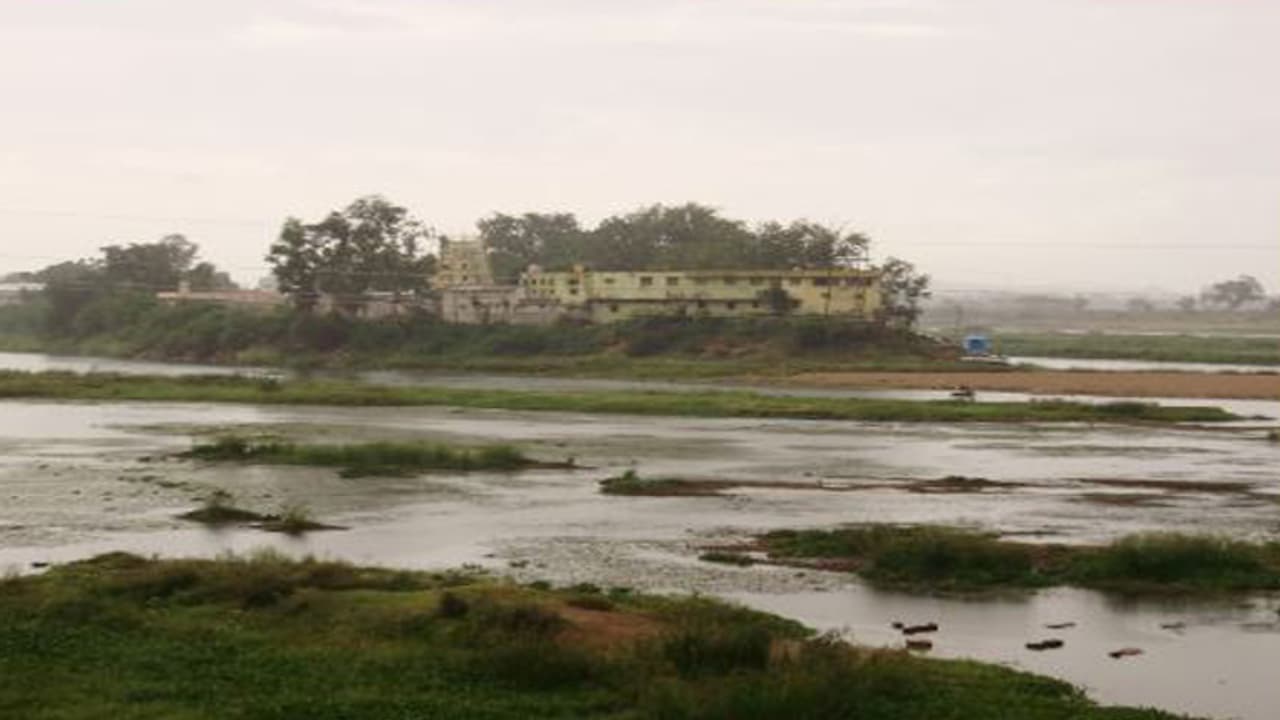 ಹೊಳೆನರಸೀಪುರ, ಟಿ. ನರಸೀಪುರ ಎರಡೇಕೆ, ಒಂದನ್ನು ತಲಕಾಡಾಗಿಸಿ ಹೊಳೆನರಸೀಪುರ, ಟಿ. ನರಸೀಪುರ ಎರಡೇಕೆ, ಒಂದನ್ನು ತಲಕಾಡಾಗಿಸಿ