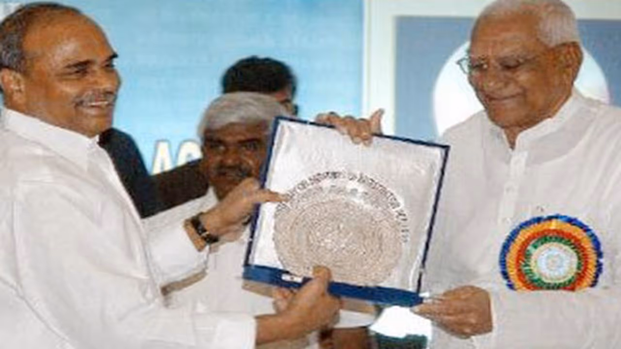 టీఆర్ఎస్కు మరో షాక్: కాంగ్రెస్ గూటికి మాజీ మంత్రి రత్నాకర్ రావు టీఆర్ఎస్కు మరో షాక్: కాంగ్రెస్ గూటికి మాజీ మంత్రి రత్నాకర్ రావు