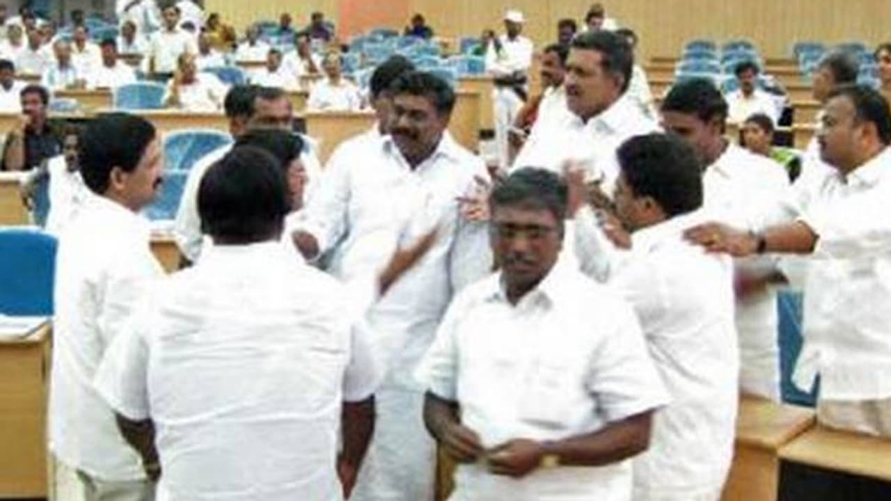 మంత్రుల కుర్చీల్లో వైసీపీ ఎమ్మెల్యేలు.. వెళ్లిపోయిన సోమిరెడ్డి మంత్రుల కుర్చీల్లో వైసీపీ ఎమ్మెల్యేలు.. వెళ్లిపోయిన సోమిరెడ్డి