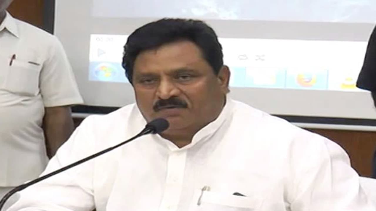 సోనియా గాంధీ, జగన్ పుట్టినరోజులకు పోలిక...ఏపికి అన్యాయమే: చినరాజప్ప సోనియా గాంధీ, జగన్ పుట్టినరోజులకు పోలిక...ఏపికి అన్యాయమే: చినరాజప్ప