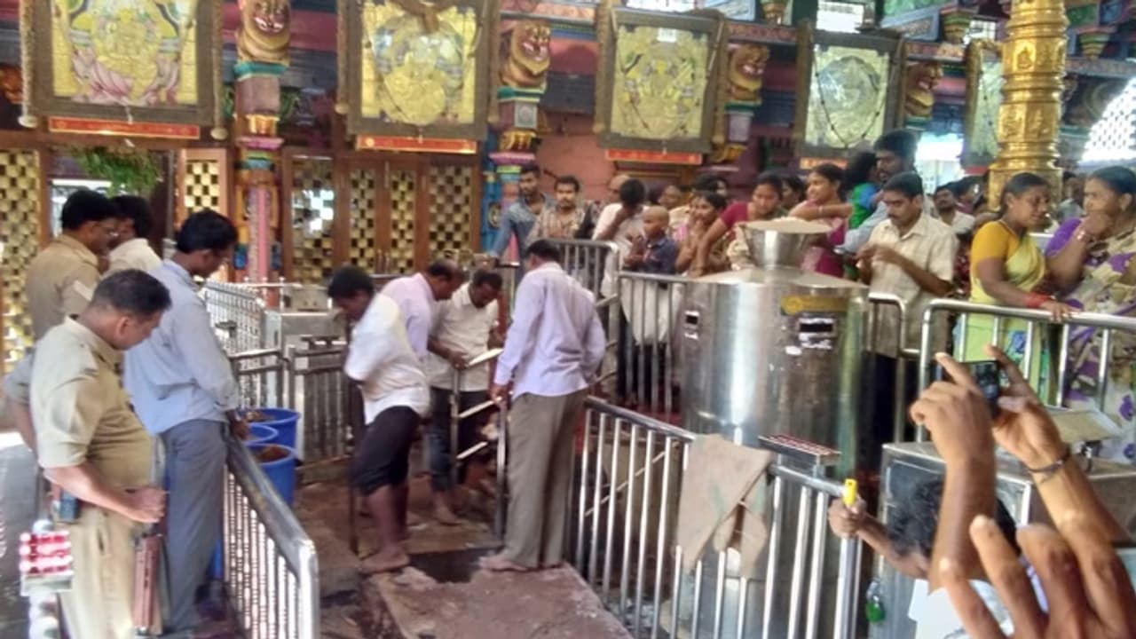 దుర్గమ్మ గర్భగుడిలో పాము.. భయాందోళనలో భక్తులు దుర్గమ్మ గర్భగుడిలో పాము.. భయాందోళనలో భక్తులు