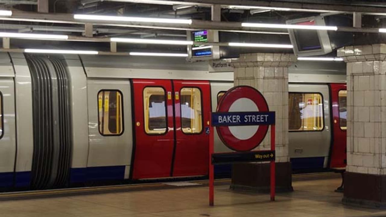 പാളത്തില് വീണ മൂന്നംഗ കുടുംബത്തിന് അത്ഭുതകരമായ രക്ഷപ്പെടല് പാളത്തില് വീണ മൂന്നംഗ കുടുംബത്തിന് അത്ഭുതകരമായ രക്ഷപ്പെടല്