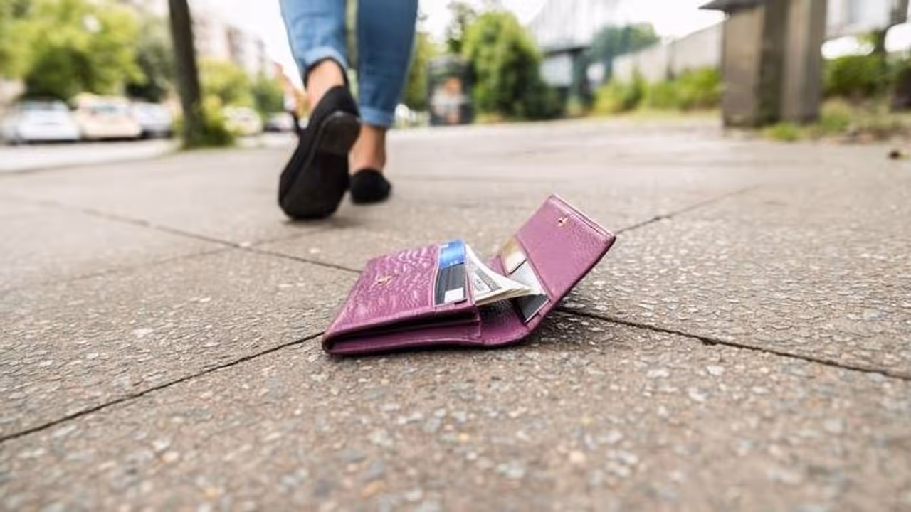 പഴ്സ് നഷ്ടപ്പെട്ടപ്പോള് സഹായം തേടിയ വിദേശ വനിതയെ അക്ഷരാര്ത്ഥത്തില് ഞെട്ടിച്ച് ദുബായ് പൊലീസ് പഴ്സ് നഷ്ടപ്പെട്ടപ്പോള് സഹായം തേടിയ വിദേശ വനിതയെ അക്ഷരാര്ത്ഥത്തില് ഞെട്ടിച്ച് ദുബായ് പൊലീസ്