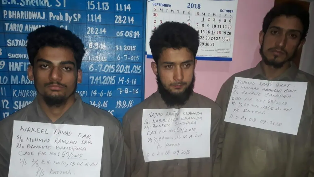 पाकिस्तान में आतंकी ट्रेनिंग लेने के बाद 3 कश्मीरी युवाओं ने किया आत्मसमर्पण पाकिस्तान में आतंकी ट्रेनिंग लेने के बाद 3 कश्मीरी युवाओं ने किया आत्मसमर्पण