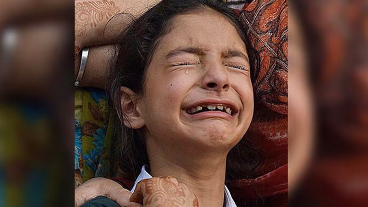 പപ്പ ഹജ്ജിന് പോയതാണ്; നോവായി തീവ്രവാദികള് വെടിവച്ച് കൊന്ന സൈനികന്റെ മകളുടെ വാക്കുകള് പപ്പ ഹജ്ജിന് പോയതാണ്; നോവായി തീവ്രവാദികള് വെടിവച്ച് കൊന്ന സൈനികന്റെ മകളുടെ വാക്കുകള്