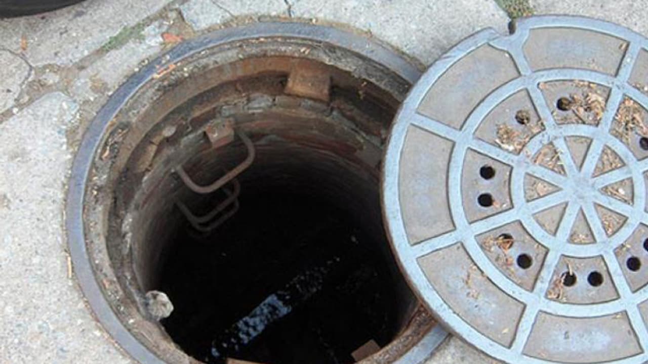 ম্যানহোলে পড়ে গিয়েছিলেন, দেহ মিলল ২২ কিমি দূরে সমুদ্রের বুকে মুম্বইয়ে মহিলার রহস্যমৃত্যু ম্যানহোলে পড়ে গিয়েছিলেন, দেহ মিলল ২২ কিমি দূরে সমুদ্রের বুকে মুম্বইয়ে মহিলার রহস্যমৃত্যু