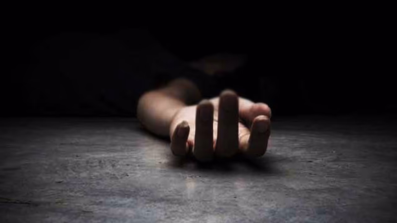 "నేను నష్టజాతకురాలిని, మీరు వేరే పెళ్లిచేసుకోండి"..భర్తకు లేఖ రాసి భార్య ఆత్మహత్య "నేను నష్టజాతకురాలిని, మీరు వేరే పెళ్లిచేసుకోండి"..భర్తకు లేఖ రాసి భార్య ఆత్మహత్య