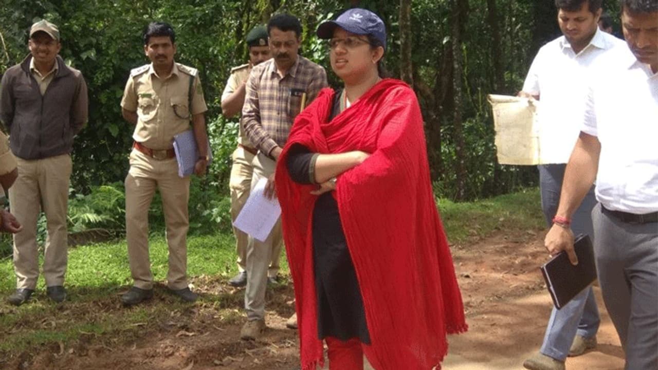 ಪ್ರವಾಹ ಪರಿಸ್ಥಿತಿಯನ್ನು ಯಶಸ್ವಿಯಾಗಿ ನಿಭಾಯಿಸಿದ್ದ ಕೊಡಗು DC ವರ್ಗಾವಣೆ? ಪ್ರವಾಹ ಪರಿಸ್ಥಿತಿಯನ್ನು ಯಶಸ್ವಿಯಾಗಿ ನಿಭಾಯಿಸಿದ್ದ ಕೊಡಗು DC ವರ್ಗಾವಣೆ?