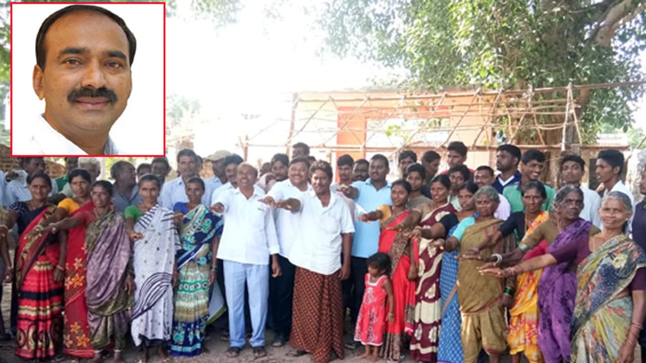 మా ఓటు ఈటల రాజేందర్కే...గ్రామస్తుల ఏకగ్రీవ తీర్మానం (వీడియో) మా ఓటు ఈటల రాజేందర్కే...గ్రామస్తుల ఏకగ్రీవ తీర్మానం (వీడియో)