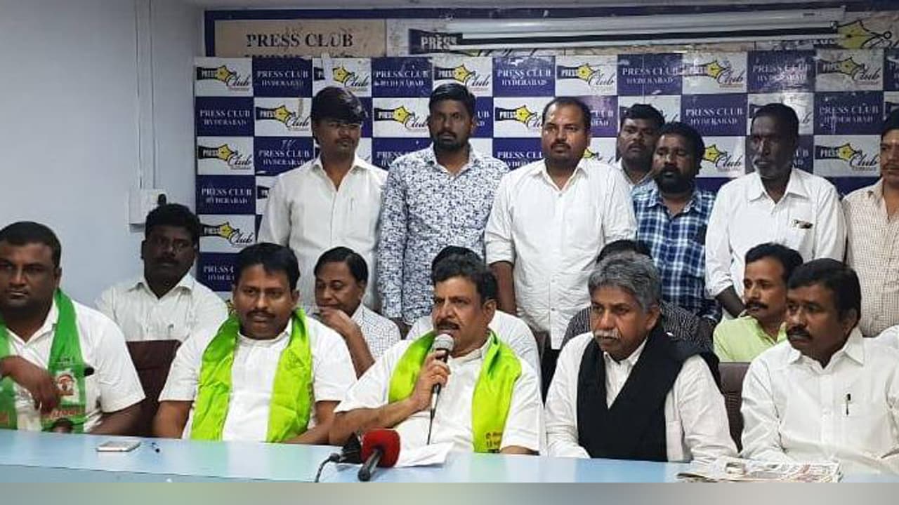 కేసీఆర్ పిట్టల దొర: చెరుకు సుధాకర్ తో కలిసి మందకృష్ణ కేసీఆర్ పిట్టల దొర: చెరుకు సుధాకర్ తో కలిసి మందకృష్ణ