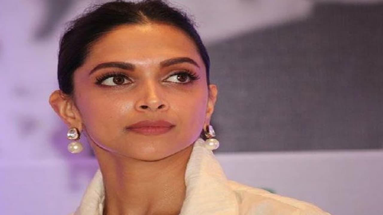 రణవీర్ తో పెళ్లెప్పుడు..? జర్నలిస్ట్ పై దీపికా ఫైర్! రణవీర్ తో పెళ్లెప్పుడు..? జర్నలిస్ట్ పై దీపికా ఫైర్!