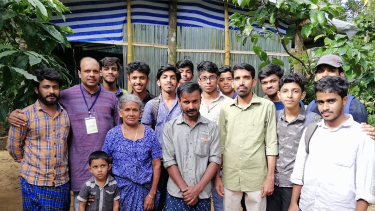 പ്രളയം തങ്കമണി അമ്മയുടെ വീട് തകര്ത്തു; സ്നേഹ വീടൊരുക്കി വിദ്യാര്ത്ഥി കൂട്ടായ്മ പ്രളയം തങ്കമണി അമ്മയുടെ വീട് തകര്ത്തു; സ്നേഹ വീടൊരുക്കി വിദ്യാര്ത്ഥി കൂട്ടായ്മ