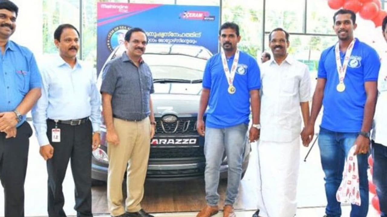 ನೆರೆ ಸಂತ್ರಸ್ತರಿಗೆ ಬೋಟ್ ಏರಲು ಮೆಟ್ಟಿಲಾದ ವ್ಯಕ್ತಿಗೆ ಕಾರ್ ಗಿಫ್ಟ್