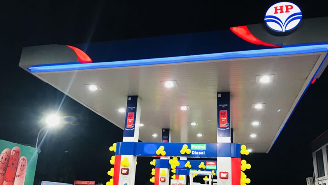 5 லிட்டர் பெட்ரோல் வாங்கினால் ஒரு லிட்டர் பெட்ரோல் பிரீ... ரணகளத்திலும் ஒரு குதூகலம்! 5 லிட்டர் பெட்ரோல் வாங்கினால் ஒரு லிட்டர் பெட்ரோல் பிரீ... ரணகளத்திலும் ஒரு குதூகலம்!