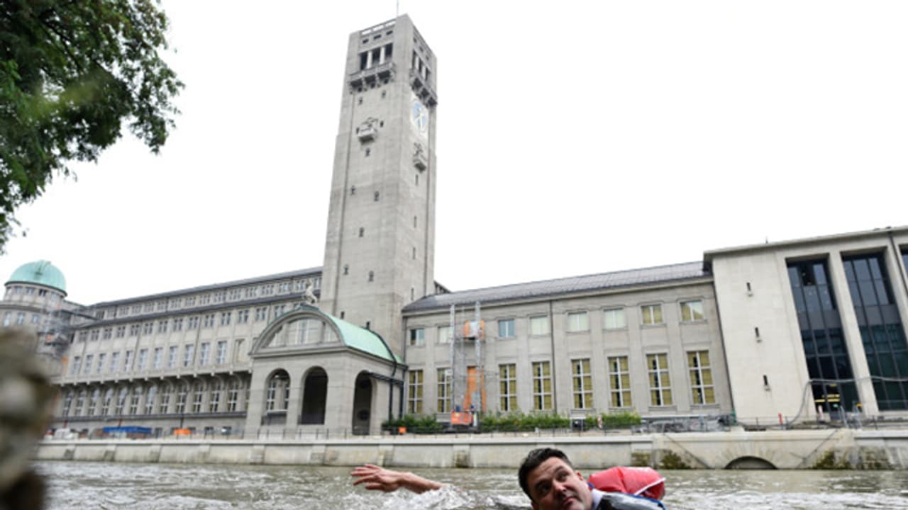 ഗതാഗത കുരുക്കില്‍നിന്ന് രക്ഷപ്പെടാന്‍ ഇങ്ങനെയുമൊരു സാഹസം ?