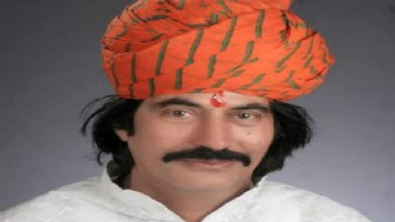 ವಾರೆ ವ್ಹಾ ಮಿನಿಸ್ಟರ್: ತೈಲದರ ಏರಿದ್ರೆ ನಾವೆಲ್ಲಾ ಹಿಂಗ್ ಮಾಡ್ಬೇಕಂತೆ! ವಾರೆ ವ್ಹಾ ಮಿನಿಸ್ಟರ್: ತೈಲದರ ಏರಿದ್ರೆ ನಾವೆಲ್ಲಾ ಹಿಂಗ್ ಮಾಡ್ಬೇಕಂತೆ!