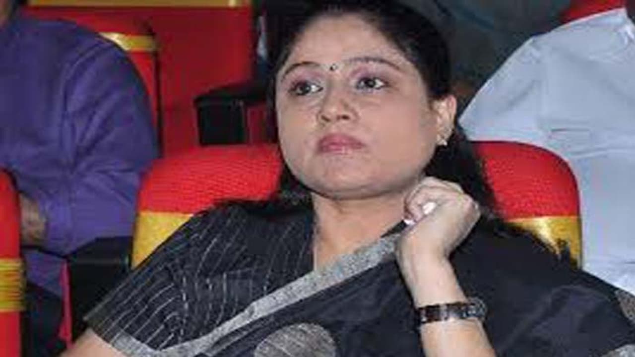 అంబులెన్స్ల అడ్డగింపు.. కేసీఆర్పై హత్యాయత్నం కేసు పెట్టాలి: విజయశాంతి ఫైర్ అంబులెన్స్ల అడ్డగింపు.. కేసీఆర్పై హత్యాయత్నం కేసు పెట్టాలి: విజయశాంతి ఫైర్