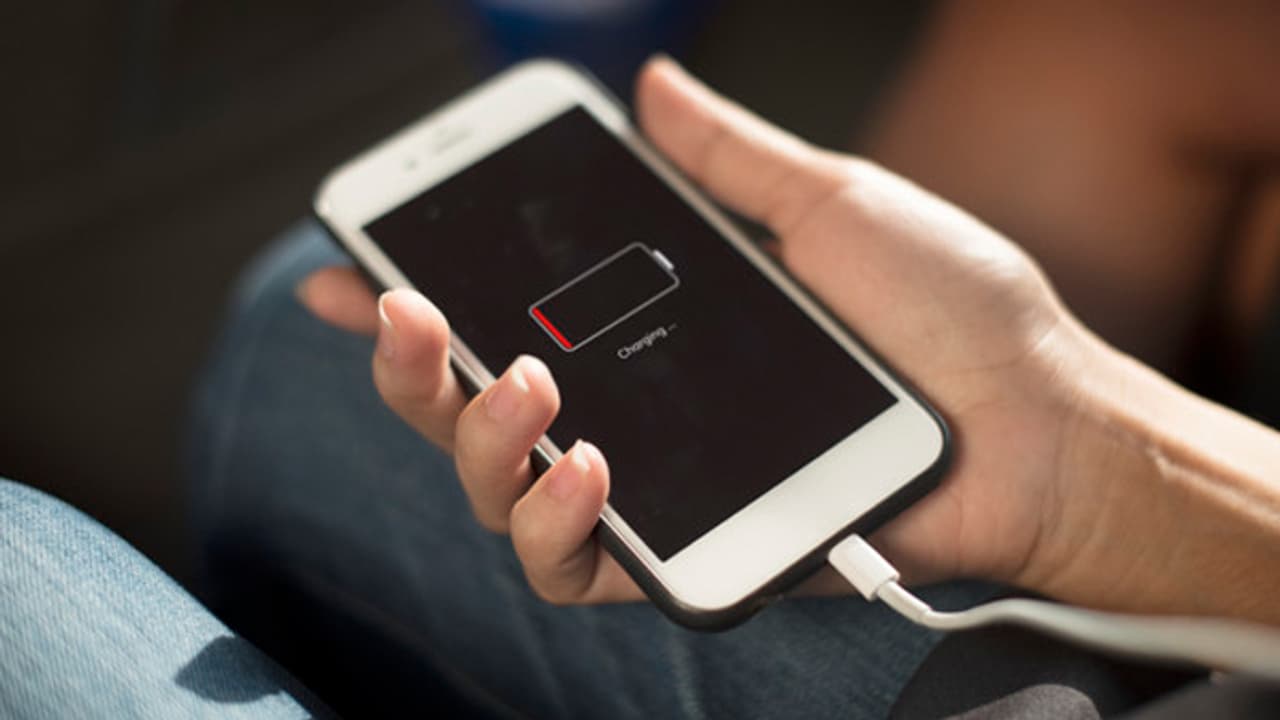 ರಾತ್ರಿ ಹೊತ್ತು ಮೊಬೈಲ್ ಚಾರ್ಜ್‌ಗೆ ಹಾಕಿ ಮಲಗ್ತೀರಾ? ಬಂದಿದೆ ಹೊಸ ಫೀಚರ್