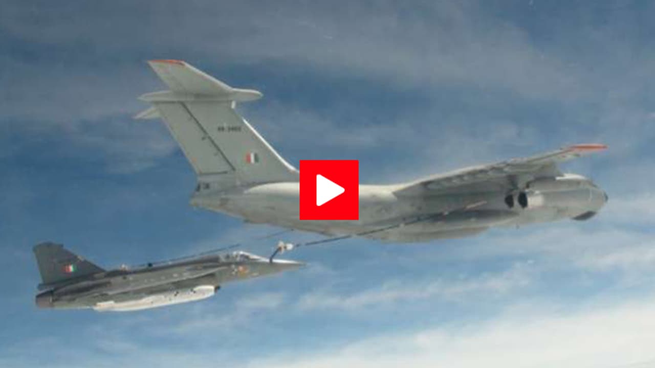 പറക്കലിനിടെ ഇന്ധനം നിറച്ച് ചരിത്രം കുറിച്ച് തേജസ്; ലോകരാജ്യങ്ങള്ക്ക് മുമ്പില് തലയുയര്ത്തി ഇന്ത്യ പറക്കലിനിടെ ഇന്ധനം നിറച്ച് ചരിത്രം കുറിച്ച് തേജസ്; ലോകരാജ്യങ്ങള്ക്ക് മുമ്പില് തലയുയര്ത്തി ഇന്ത്യ