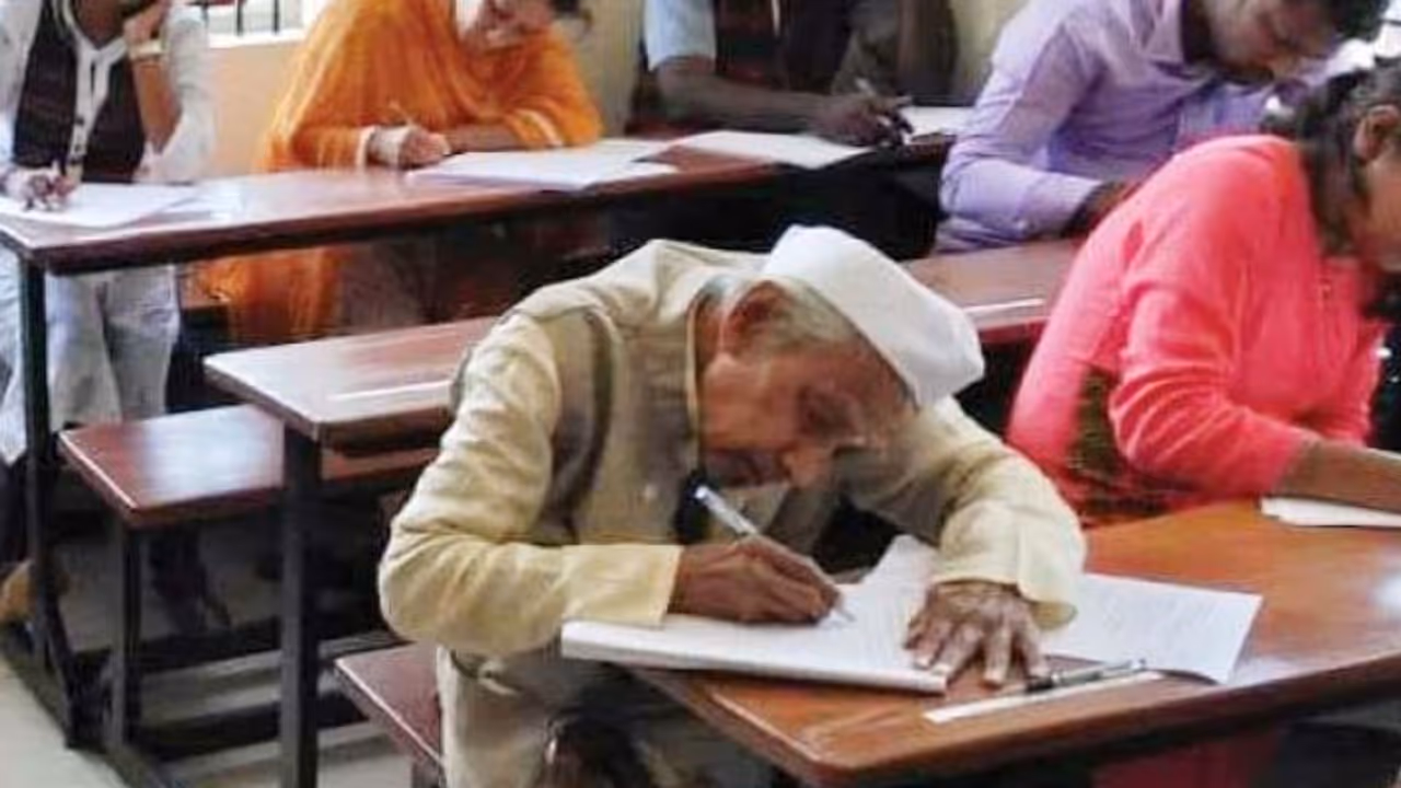 கல்விக்கு வயது ஒரு தடை இல்லை... தள்ளாத வயதில் பிஎச்டி தேர்வெழுதிய 89 வயது முதியவர்! கல்விக்கு வயது ஒரு தடை இல்லை... தள்ளாத வயதில் பிஎச்டி தேர்வெழுதிய 89 வயது முதியவர்!