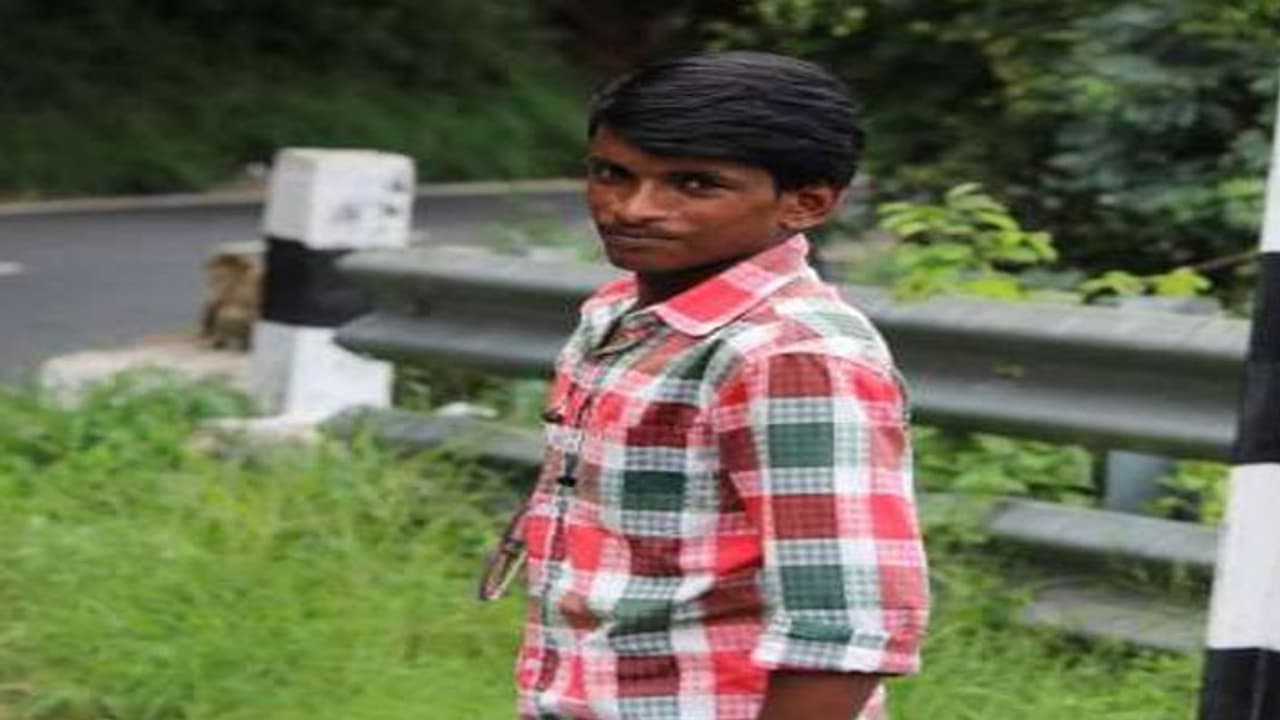 வேலை பறிபோன விரக்தி.... நடுரோட்டில் தீக்குளித்த இளைஞர்! வேலை பறிபோன விரக்தி.... நடுரோட்டில் தீக்குளித்த இளைஞர்!